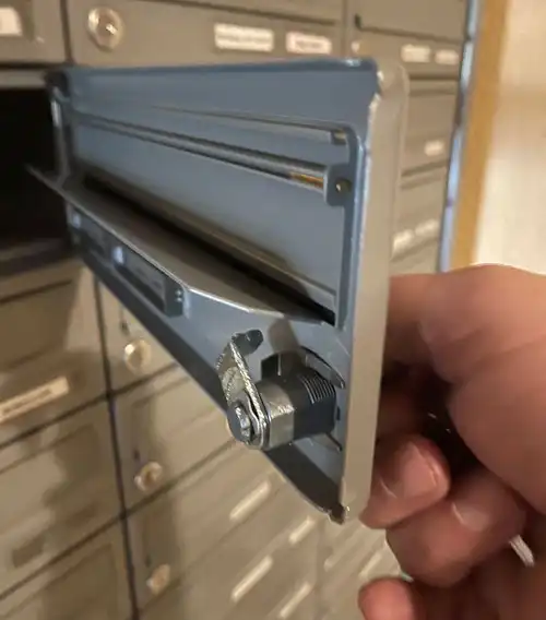 Geöffneter Briefkasten mit ausgebautem Briefkastenschloss
