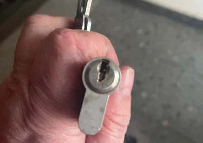 Ausgebauter Schließzylinder mit Rückständen im Schlüsselkanal